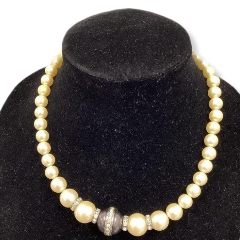 1980s Yves Saint Laurent Pearl Necklace - Picture 3 of 6